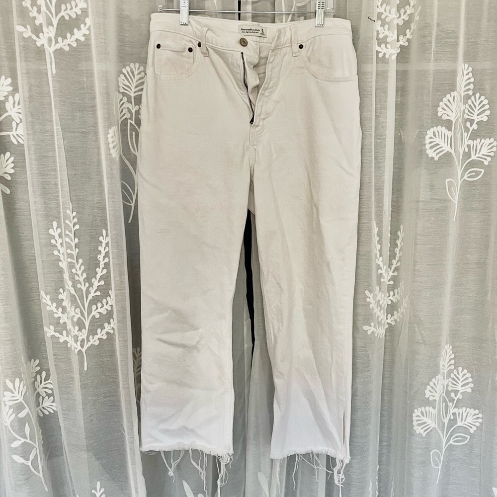 White Abercrombie Ankle Jeans🌶